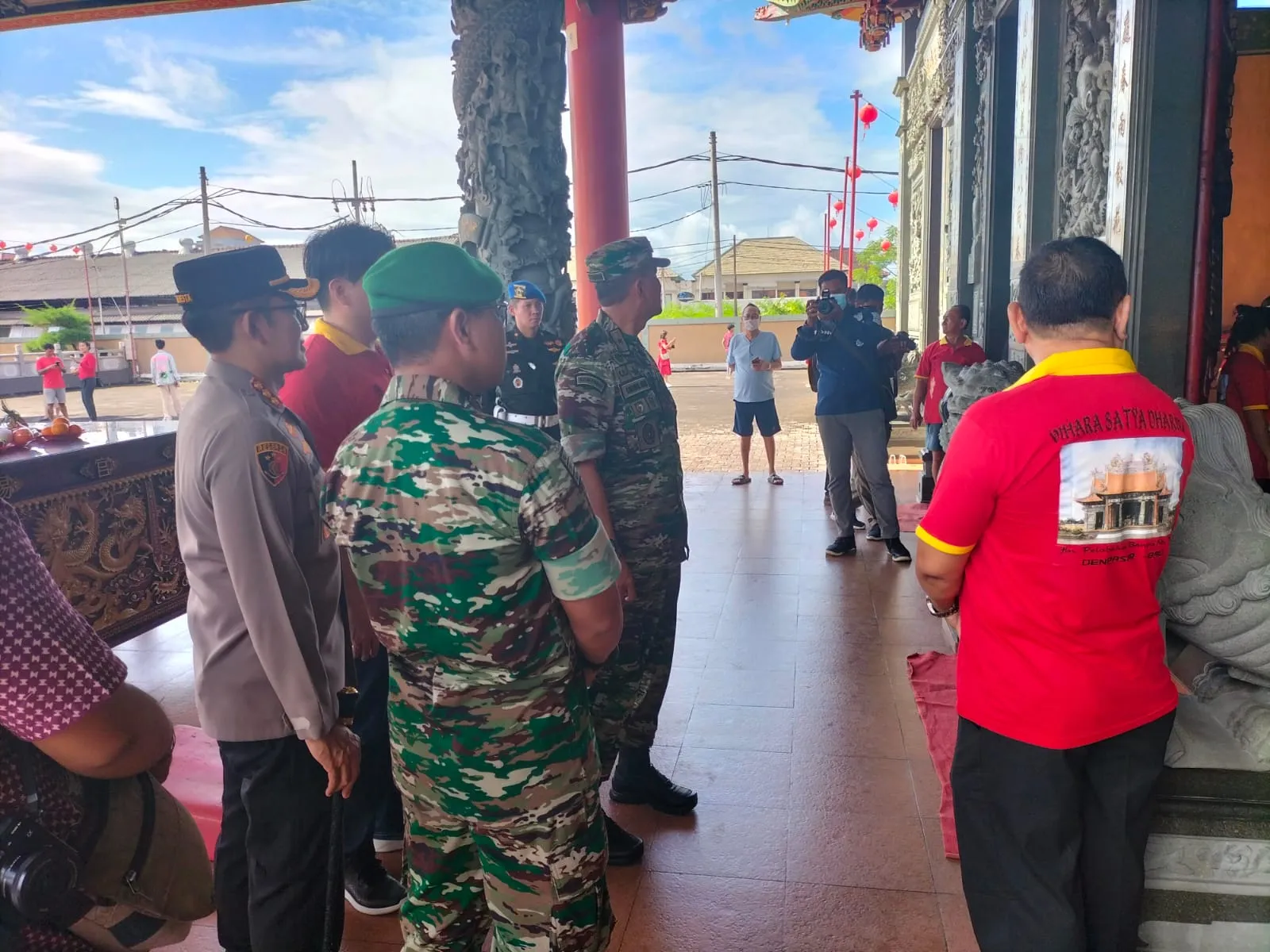 Danrem 163 Wira Satya Bersama Kapolresta Denpasar Kunjungi Vihara Satya Dharma
