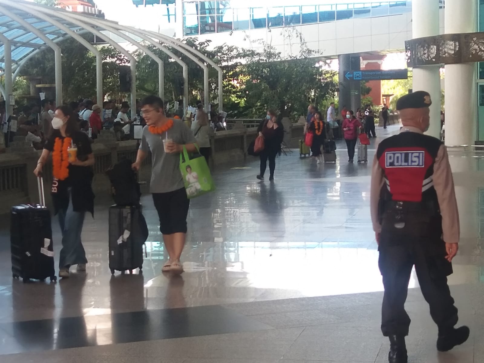 Pengamanan Polres Bandara terhadap Kedatangan 205 Penumpang dari Chenzhen Cina Terbang Perdana ke Bali