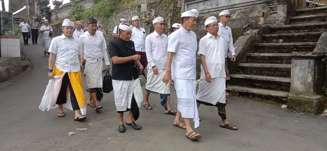 Kapolda Bali Bersama Gubernur Bali Sembahyang Ke Pura Besakih