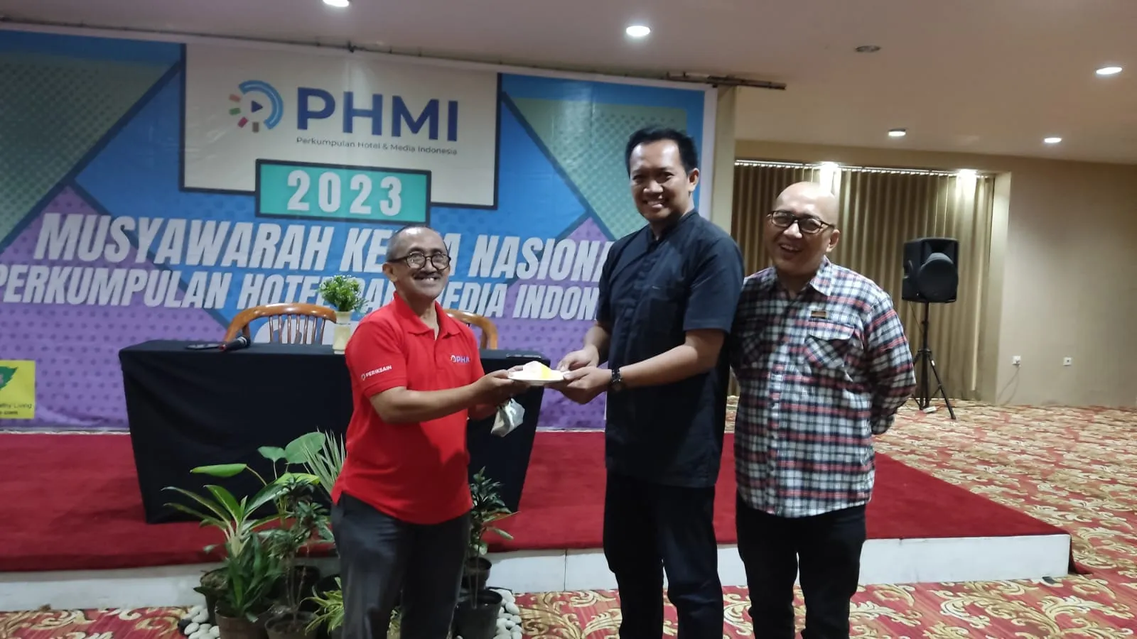 PHMI Sukses Gelar ‘PHMI Fest’ Selama 3 Hari di Royal Plaza, Dana Hasil Lelang Voucher Hotel Diserahkan ke Sahabat Mustahiq