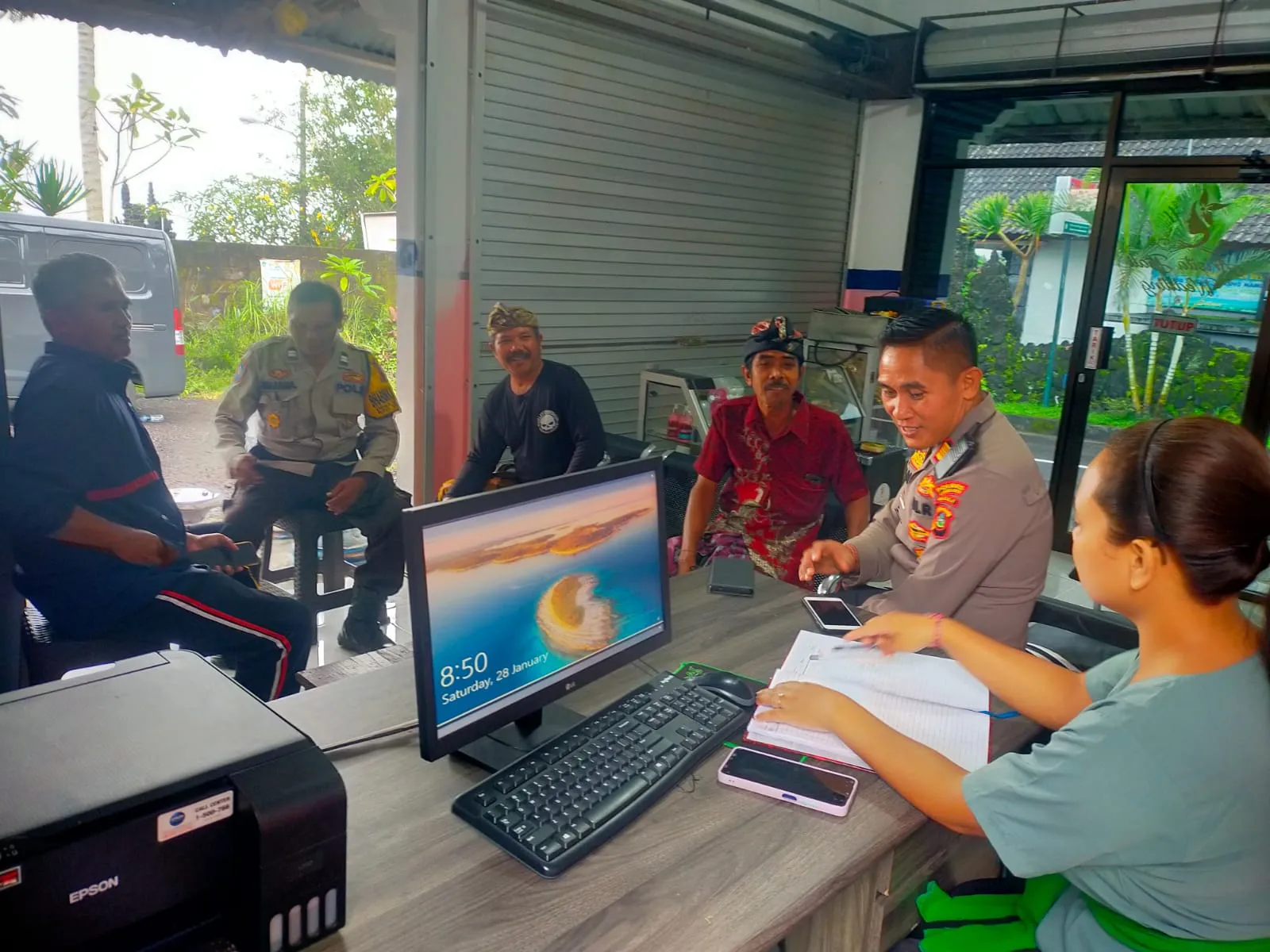 Kapolsek Bebandem Turun Langsung Temui Tomas dan warga untuk serap Inpormasi Terkait Permasalahan Tanah