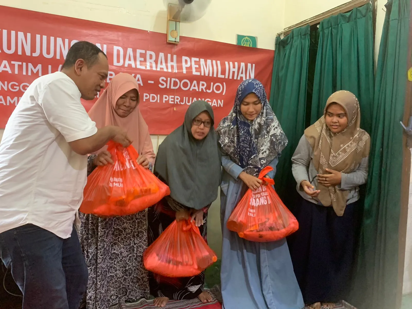 Bambang DH Berbagi Sembako, Tarmuji: Jaga Kebutuhan Dasar Warga
