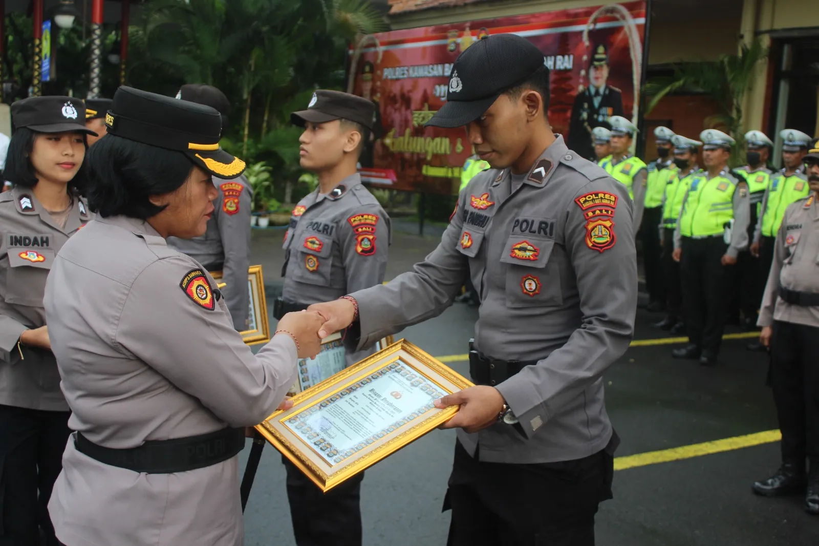 Kapolres Bandara Pimpin Upacara Kenaikan Pangkat Pengabdian dan Pemberian Penghargaan Anggota Berprestasi