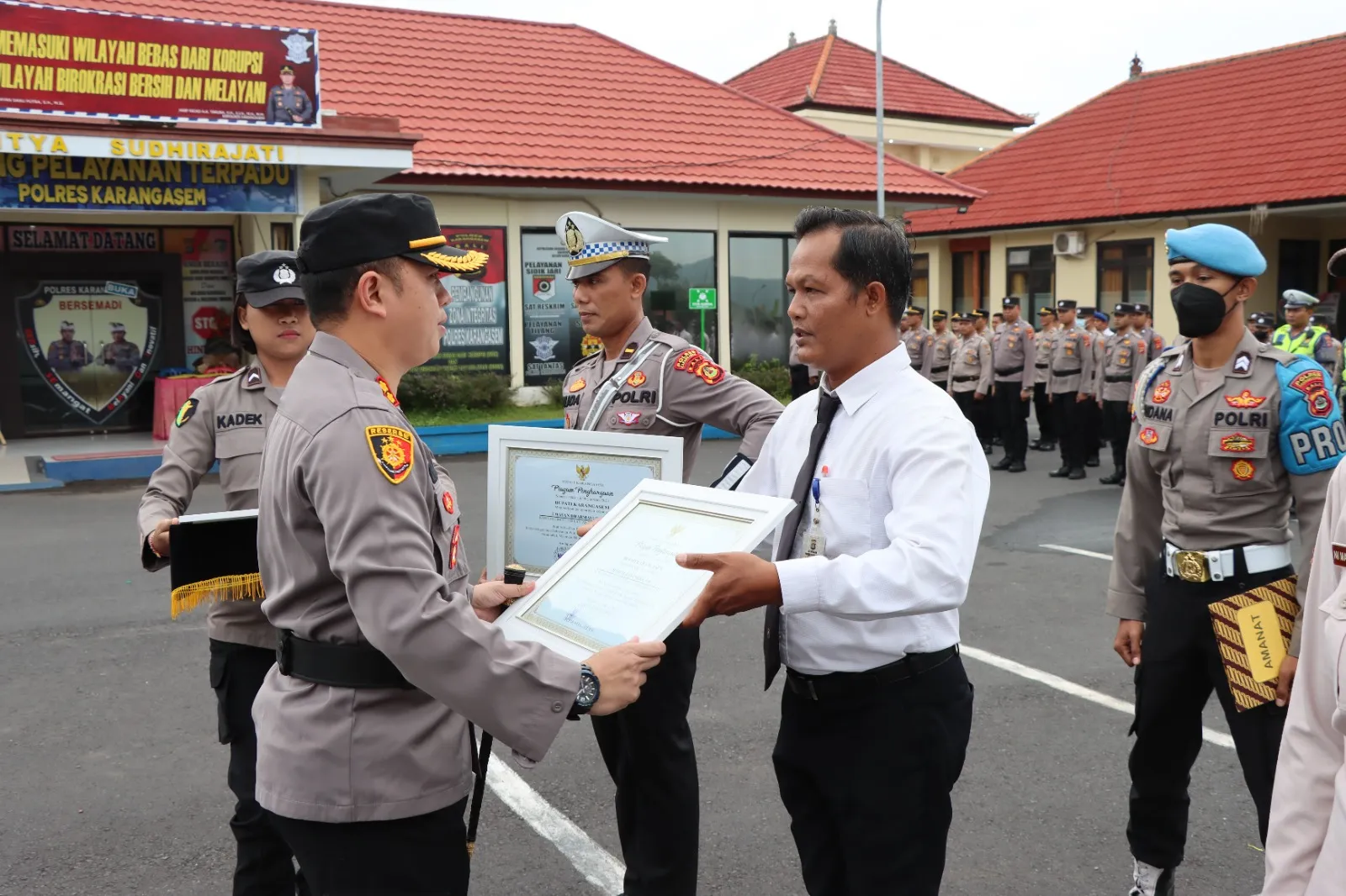 Personil Polres Karangasem Menerima Penghargaan "Pelayanan Publik" dari Bupati Karangasem