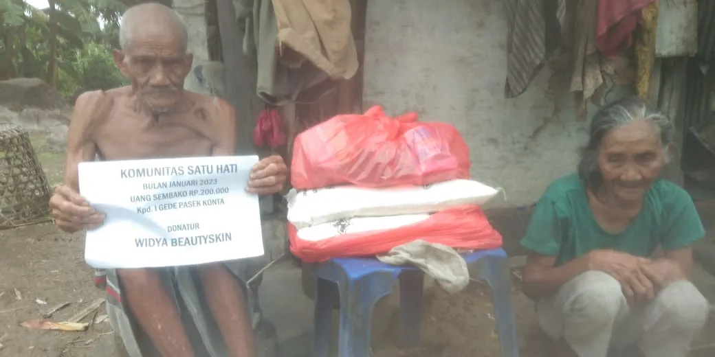 Peduli Warga Lansia Tidak Mampu, Melalui Program GESEK Bhabinkamtibmas Desa Tulamben Salurkan Bantuan