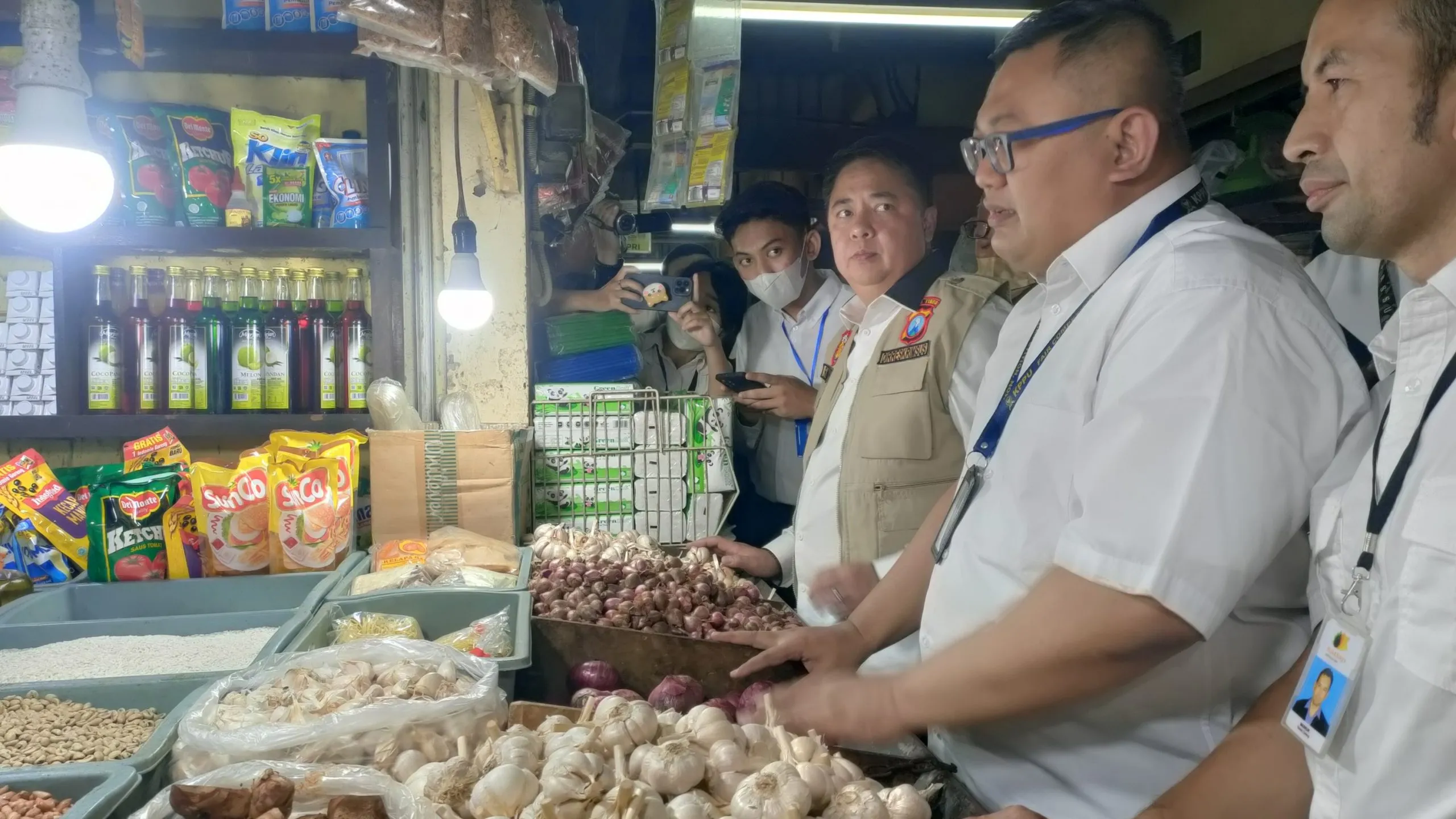 Hasil Sidak KPPU Dan Satgas Pangan Temukan Harga Minyak Goreng di Atas HET di Pasar Wonokromo Jelang Bulan Puasa