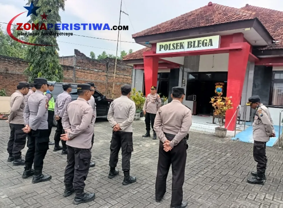 Kapolsek Blega IPTU Samsuri pimpin apel persiapan antar seporter yang akan melintas di madura