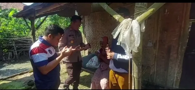 satuan anggota polres Bangkalan dan Polsek tanamera giat sosial di wilayah Bangkalan 