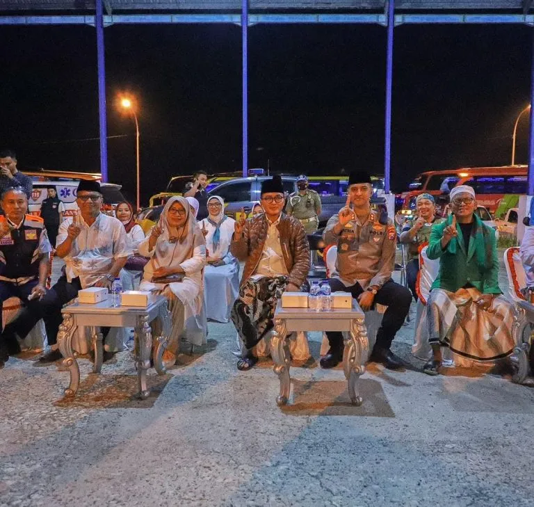 Bupati Pamekasan, Madura, Jawa Timur, Baddrut Tamam melepas sepuluh ribu lebih warga Nahdlatul Ulama (NU)