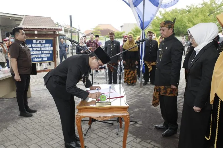 DELAPAN PEJABAT DIMUTASI,BUPATI PAMEKASAN LANTIK MASRUKIN SEBAGAI SEKDA, 