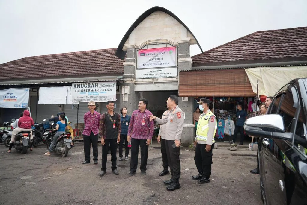 Pastikan Keamanan Kapolda Bali Didampingi Kapolres Tabanan Cek Pasar Baturiti Sehubungan Rencana Kunjungan Presiden RI