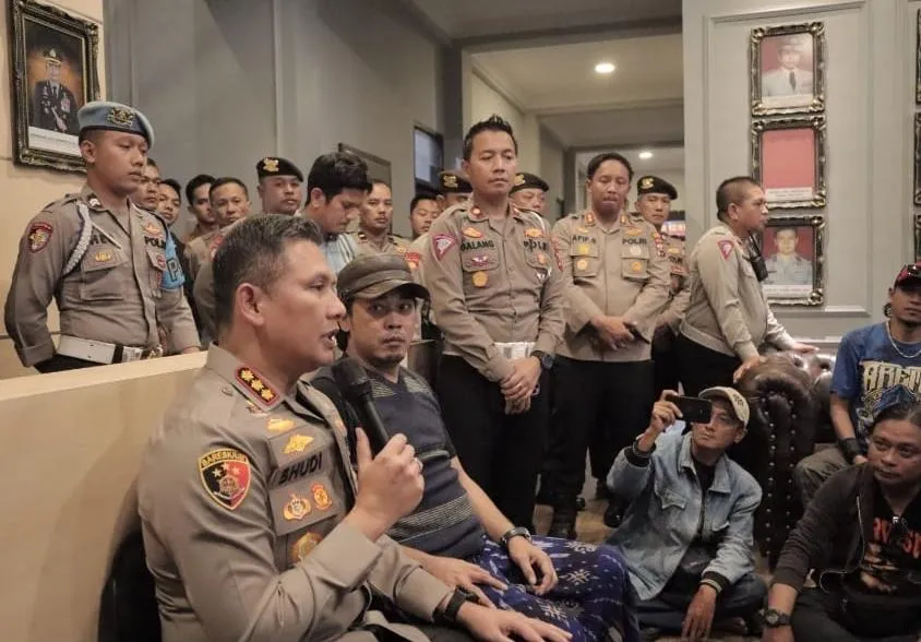 Puluhan Suporter Singo Edan menuju Mapolresta Malang, Silahturahmi dan Berdo'a Mendukung kinerja Kapolres"Guna mengusut tuntas Perusakan dan Penganiayaan di Kan