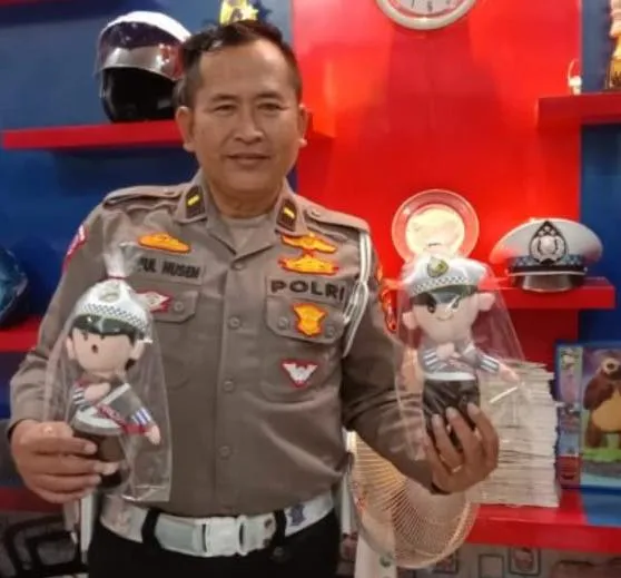 Kapolresta Malang Memberikan Hadiah dan Mengenalkan Boneka Edukatif Presisi untuk Anak - Anak Usia Dini