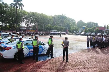 Kapolres dan Satlantas Sumenep Terjunkan Puluhan Personil Pengawalan Ribuan Jamaah dari Sumenep Berangkat Kepuncak Harlah 1 Abad NU di Sidoarjo