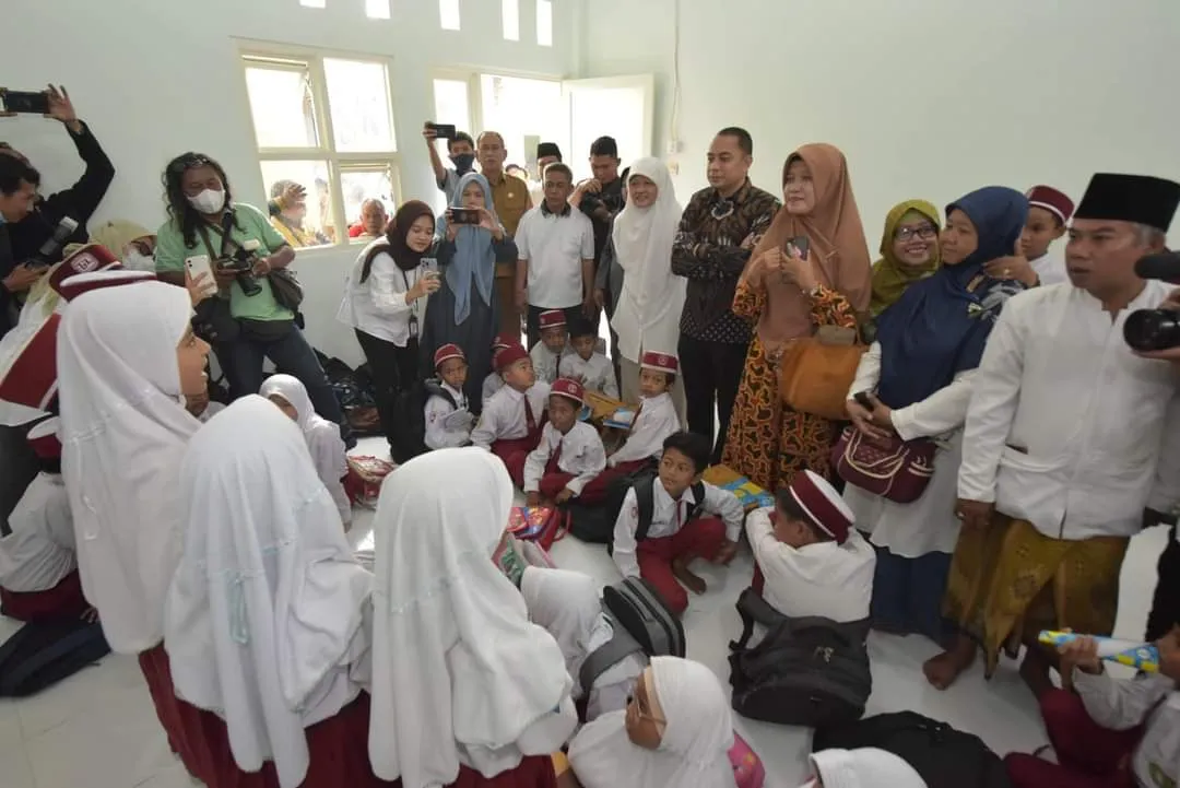 Kunjungi SD-MI Cokroaminoto, Wali Kota Eri Cahyadi Pastikan IMB-nya Segera Keluar