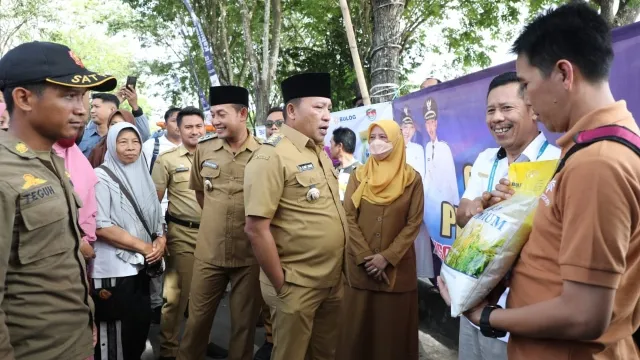 Bupati H. Slamet Junaidi didampingi Wabup H. Abdullah Hidayat meninjau langsung operasi pasar beras murah 