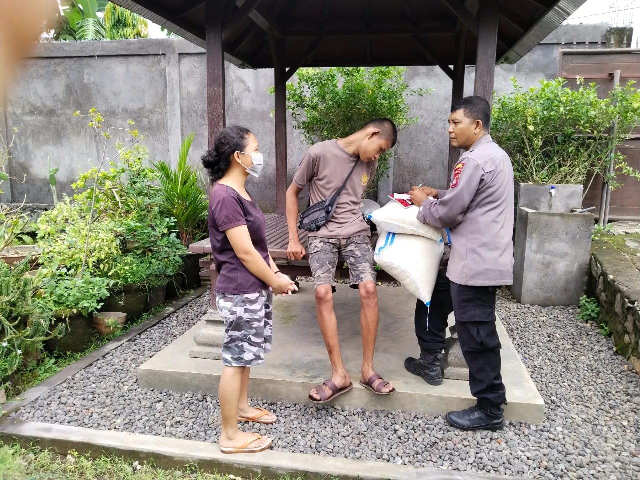 Seorang Polisi di Polsek Menyisihkan Sedikit Rezeki untuk Panti Asuhan