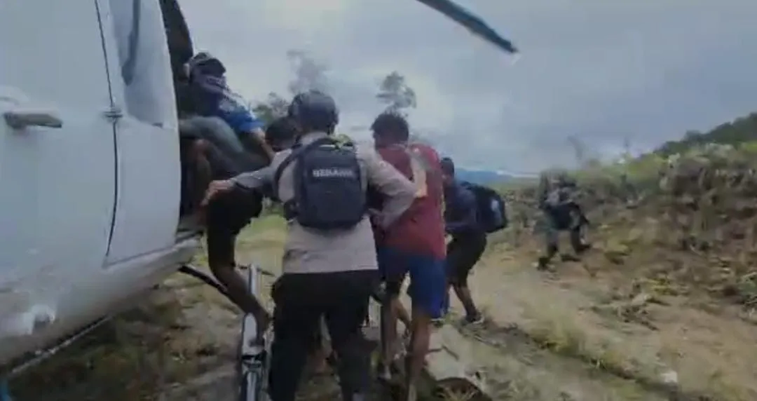 TNI-Polri Telah Evakuasi 5 Penumpang Pesawat Susi Air dan 15 Pekerja Bangunan yang Disandera KKB