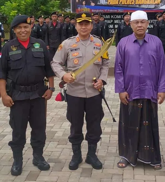 GP Ansor Arosbaya Berikan Pedang Cinderamata Kepada Kapolres Bangkalan