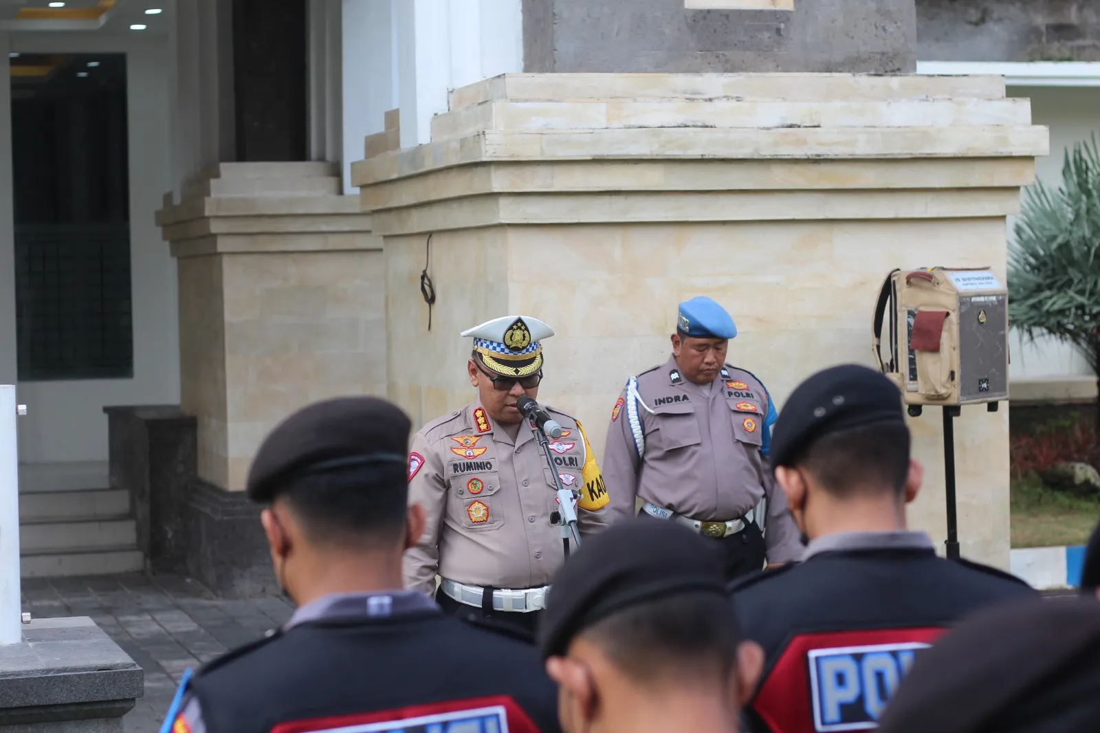 PASTIKAN KESIAPAN ANGGOTA, DIRLANTAS POLDA BALI PIMPIN APEL PAGI OPERASI KESELAMATAN AGUNG 2023