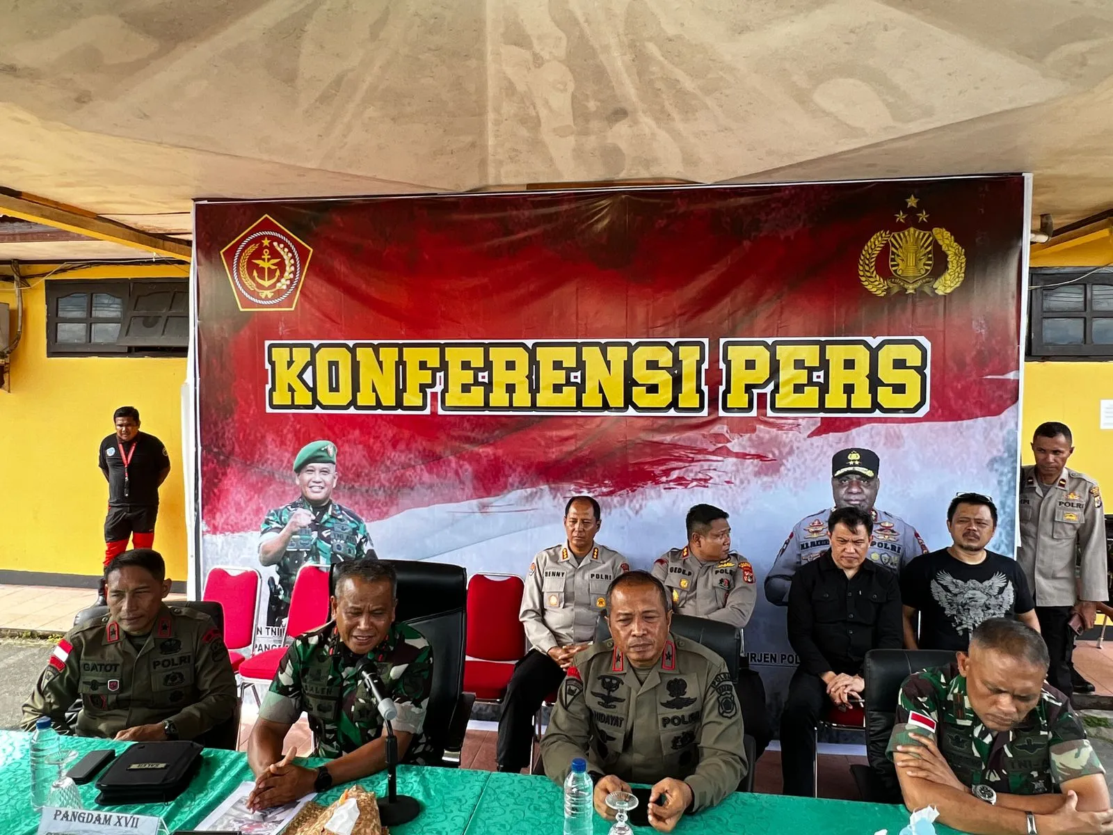 TNI-Polri Evakuasi Warga dari Teror KKB Pakai Heli 