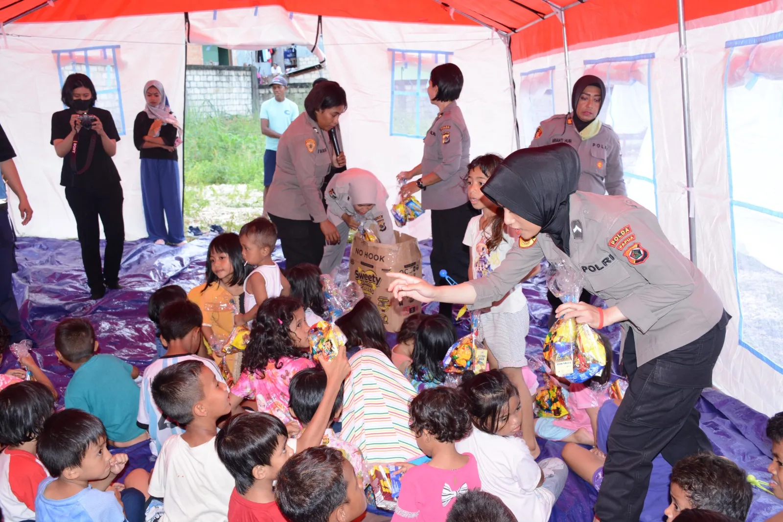 Polda Papua Beri Bantuan Trauma Healing Untuk Warga Terdampak Gempa di Jayapura