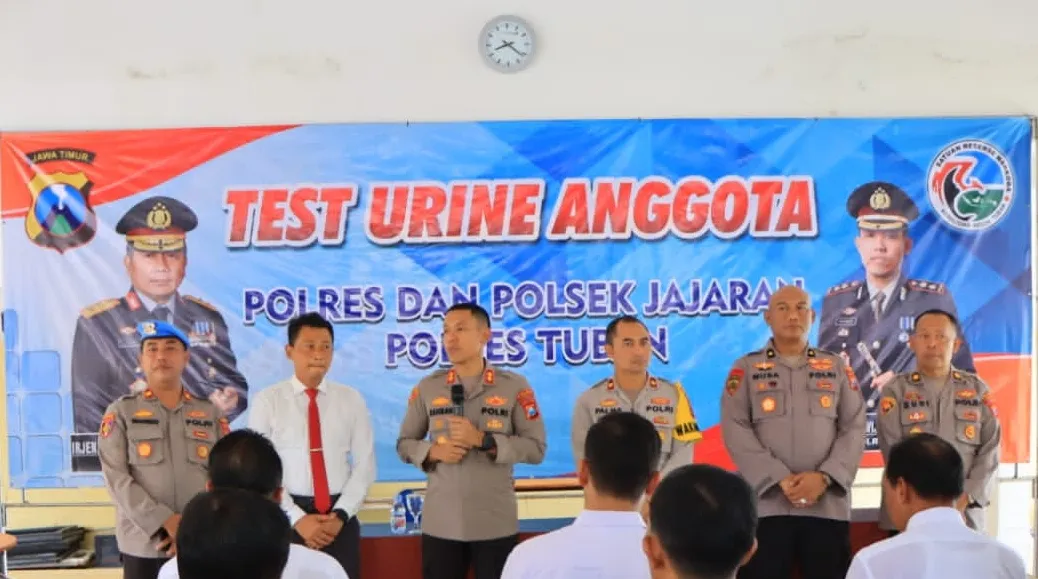 Kapolres Tuban AKBP Rahman Wijaya,S.I.K.,S.H.,M.H Melakukan Tes Urine Memastikan Anggota dan Jajaran Polres Tuban Bersih dari Narkotika