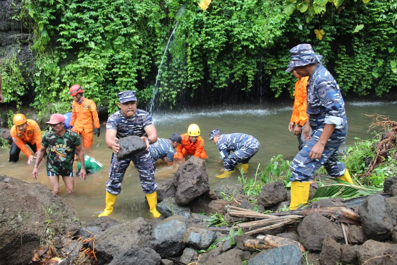Prajurit Lanal Banyuwangi Dan Masyarakat Berhasil Temukan Korban Tertimbun Tanah Longsor