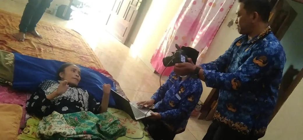 Untuk Mempermudah Kepengurusan Dukcapil Bangkalan Lakukan Pembuatan E-KTP Secara Door To Door Untuk Lensia
