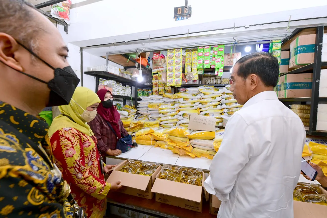 Presiden Jokowi Cek Harga Bahan Pangan di Pasar Wonokromo
