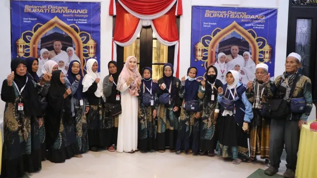 14 kaum Dhuafa yang Diberangkatkan Umrah Oleh Bupati Sampang H. Slamet Junaidi Tiba Dengan Selamat