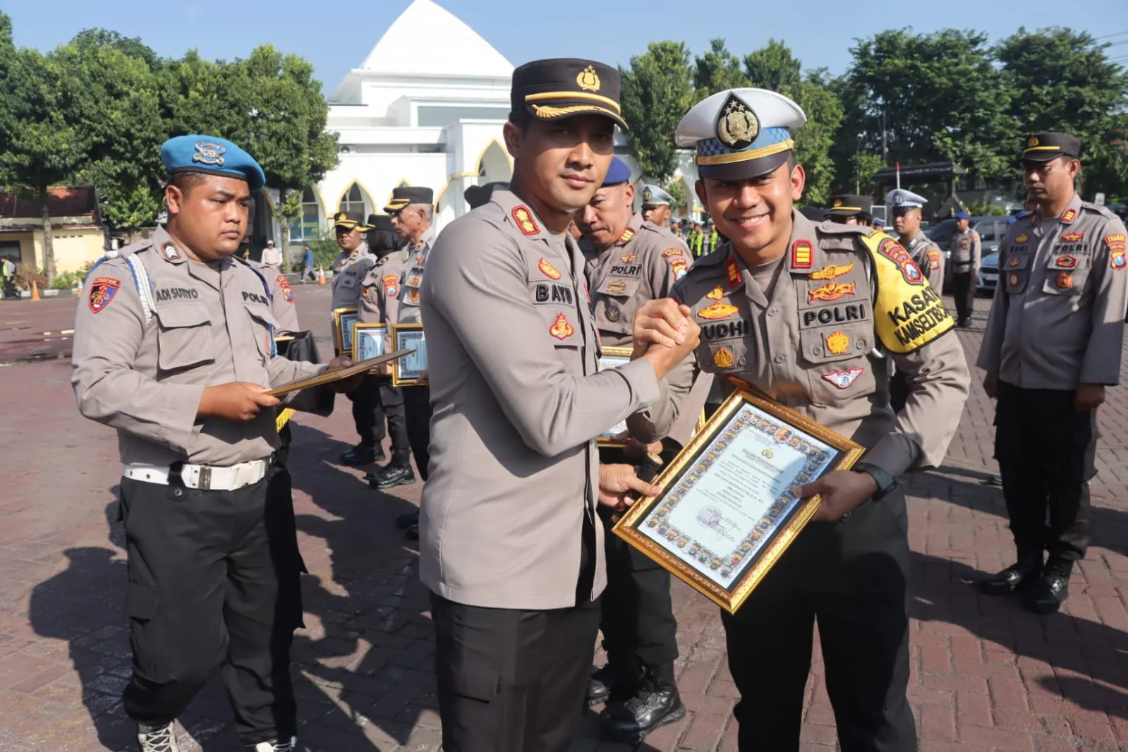 Wujud Apresiasi, Kapolres Pasuruan Berikan Penghargaan Kepada Anggota Berprestasi