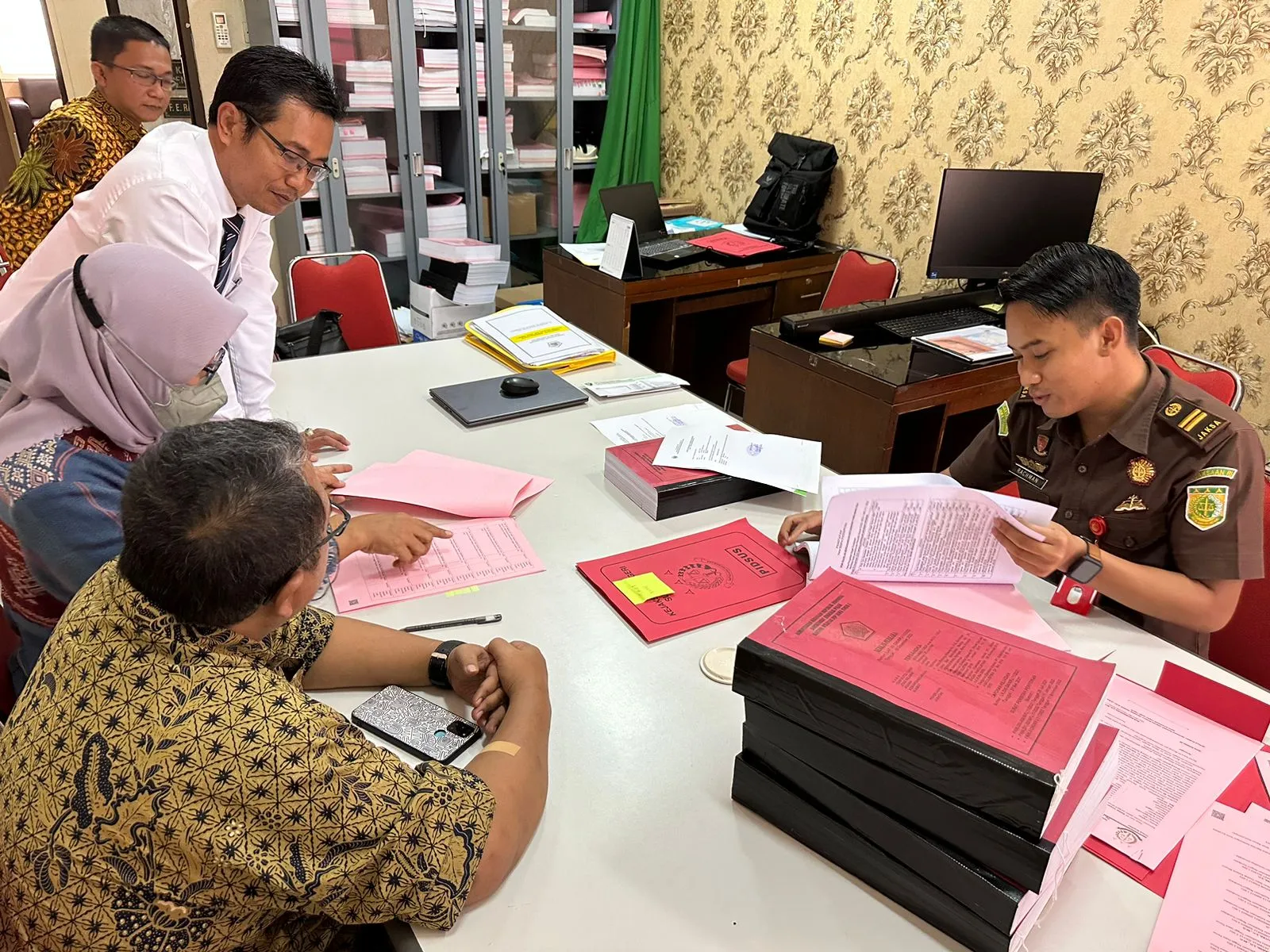 DJP Jatim I Serahkan Tersangka Pidana Pajak Ke Kejari Surabaya