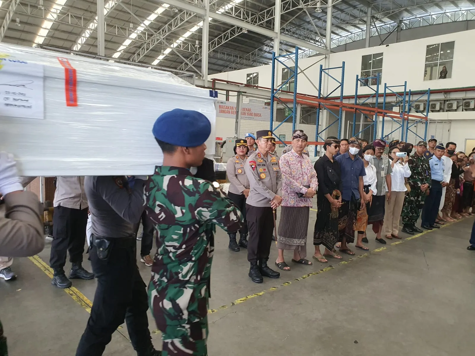 Kapolres Bandara Dampingi Kapolda Bali Sambut Jenazah Korban Gempa Turki Melalui Cargo Domestik Bandara Ngurah Rai 