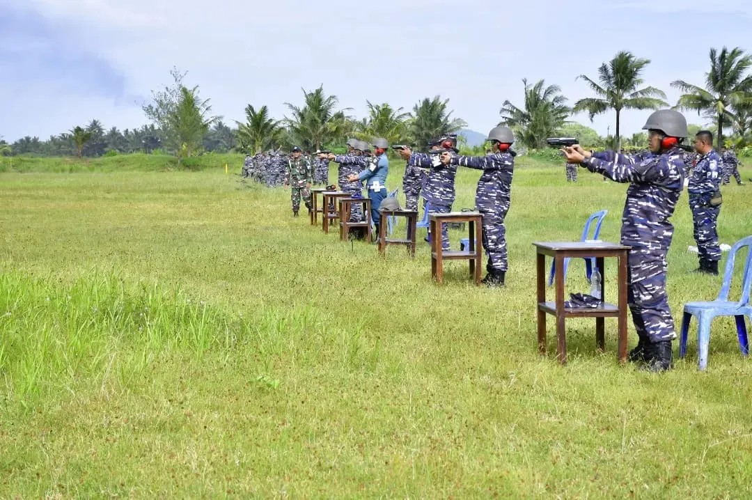 Tingkatkan Profesionalisme Prajurit, Lanal Cilacap Laksanakan Latihan Menembak