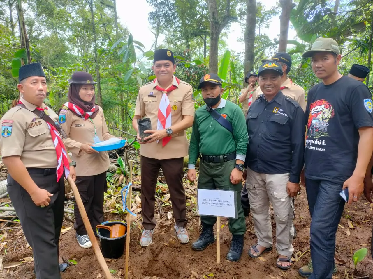 Saka Wanabakti Jawa Timur Tanam Bibit Pohon 1.100 Plances di Luar Kawasan 