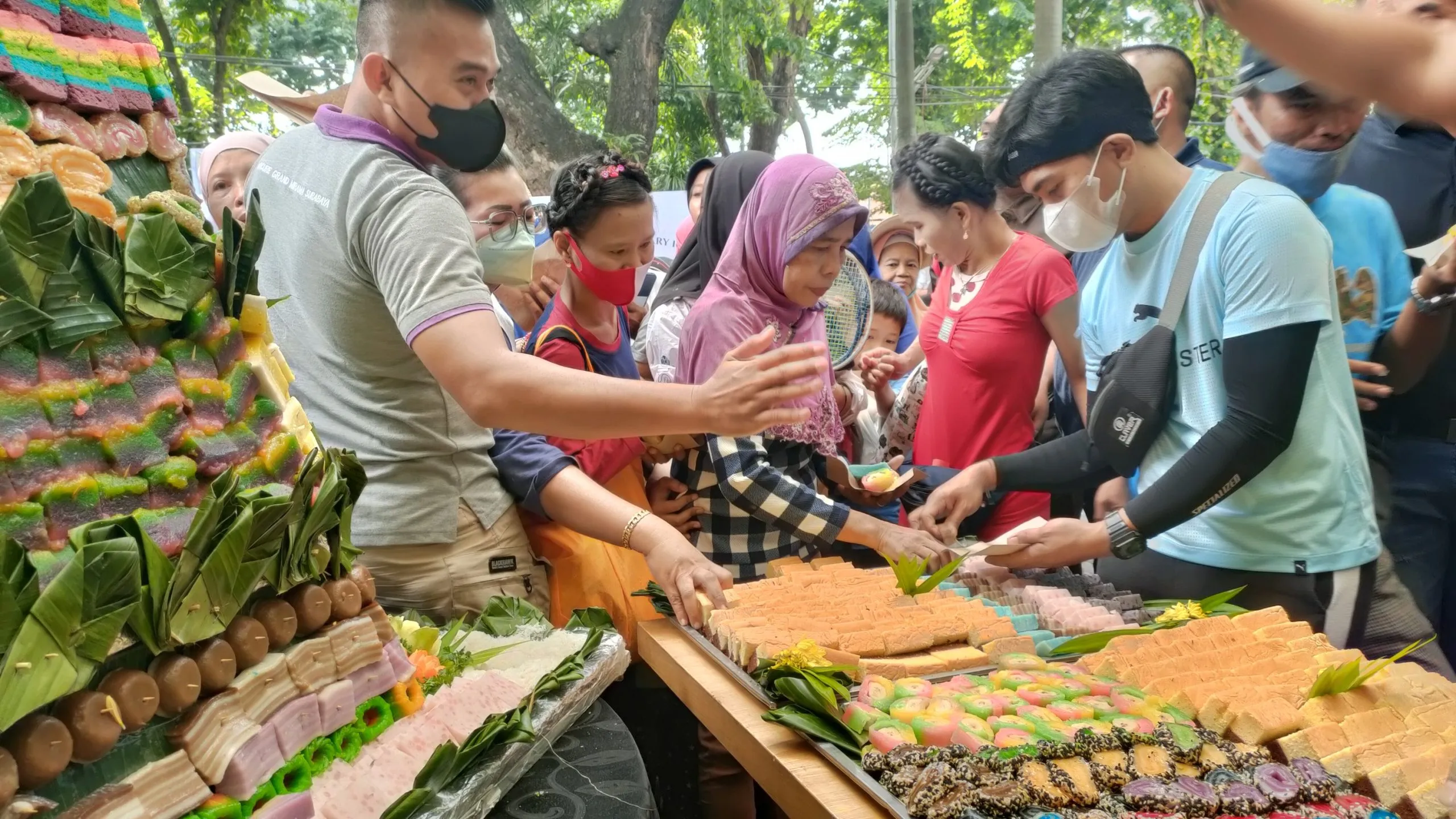 Masyarakat Berebut Lapis Setinggi Gunung Dalam Rangka HUT Mercure Hotel Grand Mirama