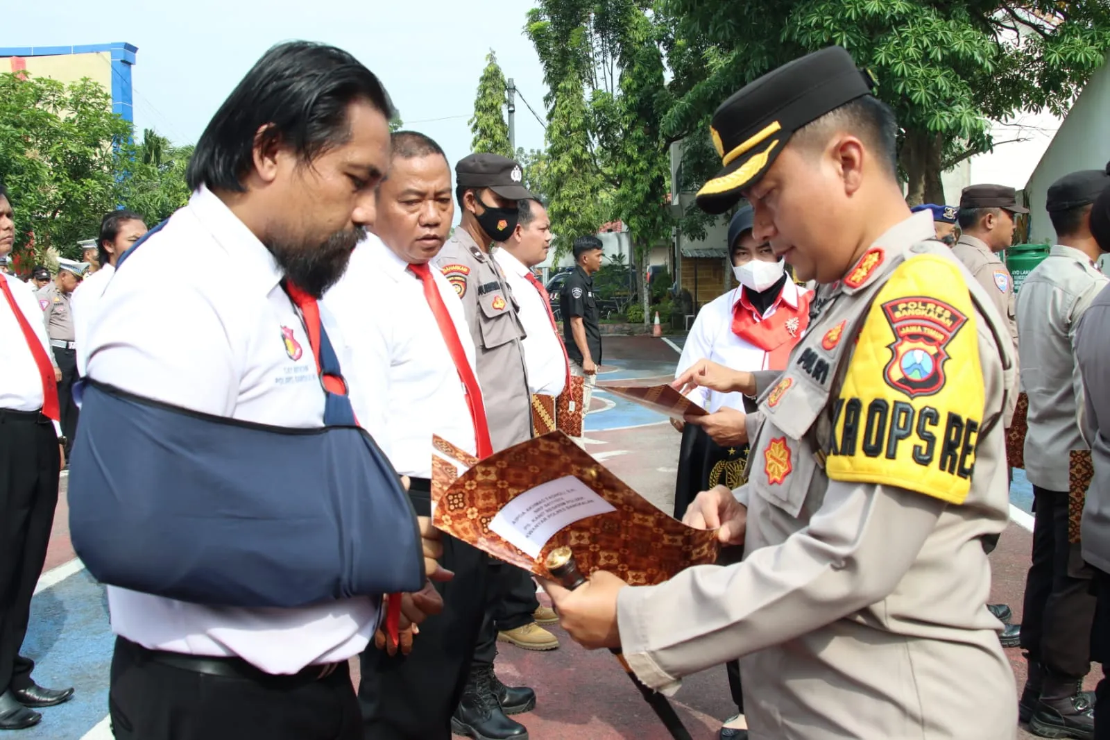 Kapolres Bangkalan AKBP Wiwid Berikan Prestasi kepada Kanit Reskrim Polsek Kwanyar