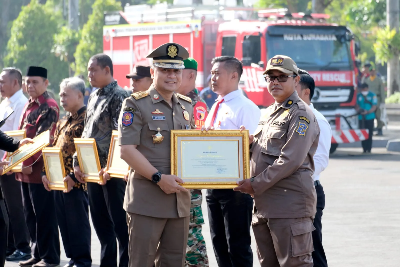 Wali Kota Eri Beri 15 Penghargaan pada Warga hingga Tim Rescue di HUT Satpol PP ke-73, Satlinmas ke-61, dan Damkar ke-104