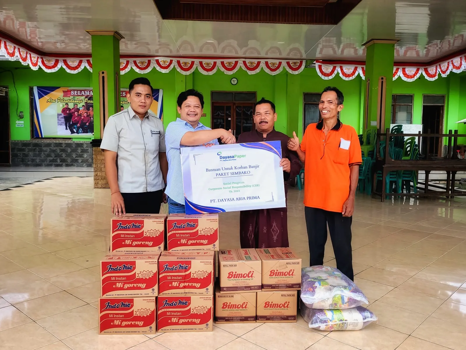 Peduli Korban Banjir Driyorejo, PT Dayasa Aria Prima Salurkan Ratusan Bantuan Sembako