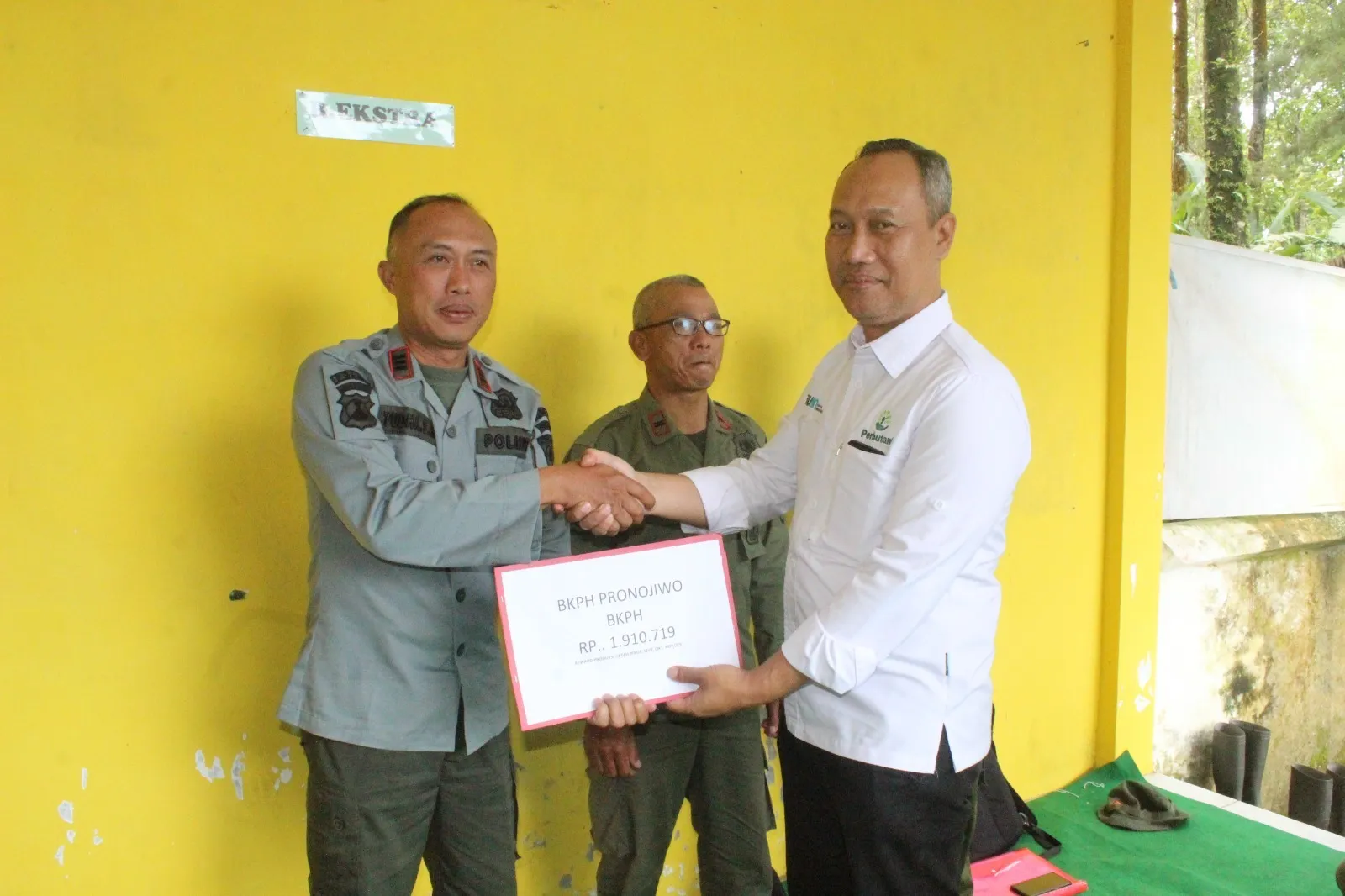 Pemberian Reward Karyawan Perhutani Probolinggo