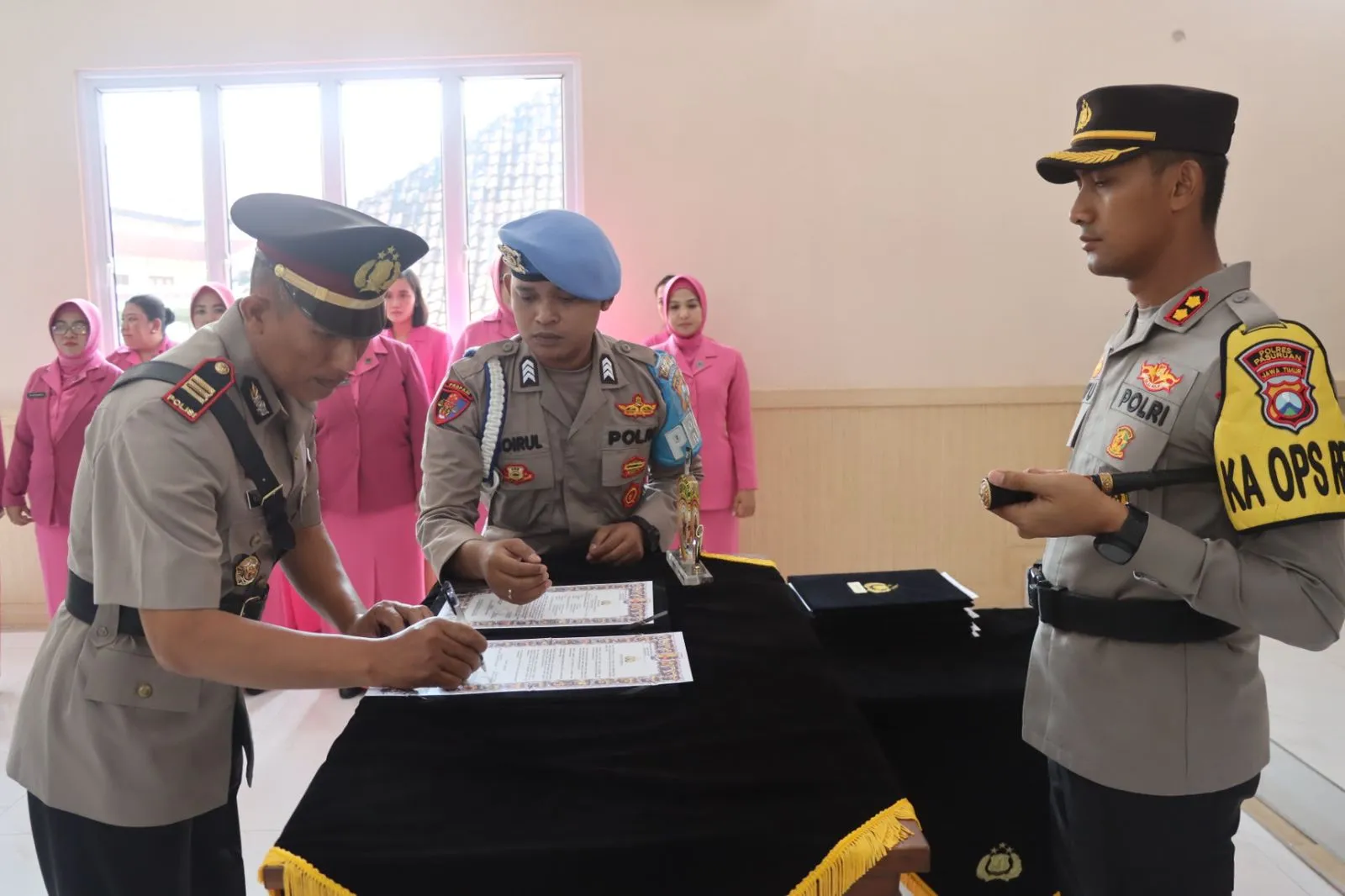 Kapolres Pasuruan Pimpin Upacara Sertijab Kasi Propam dan Sertijab Kapolsek Jajaran