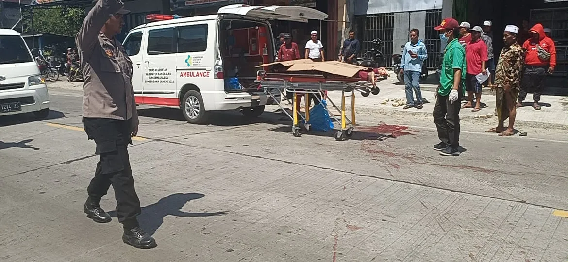 LAKALANTAS YANG MENGAKIBATKAN KORBAN MENINGGAL DI JL.RAYA BLEGA MADURA