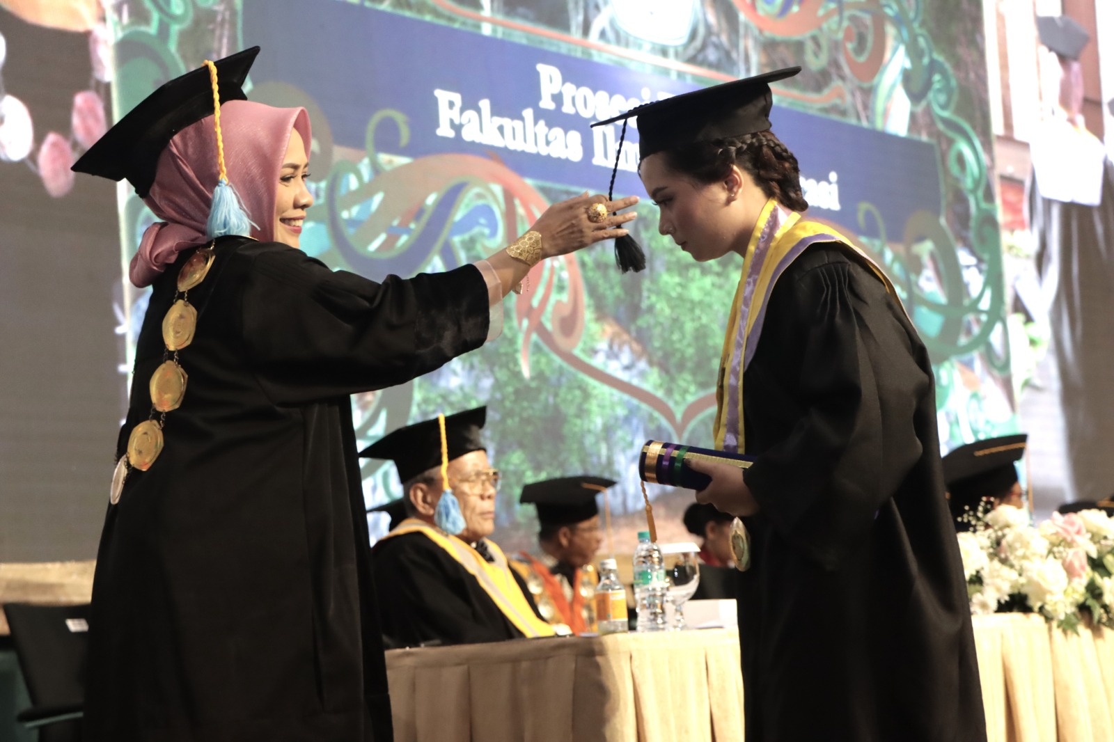 Unitomo Wisuda 588 Lulusan