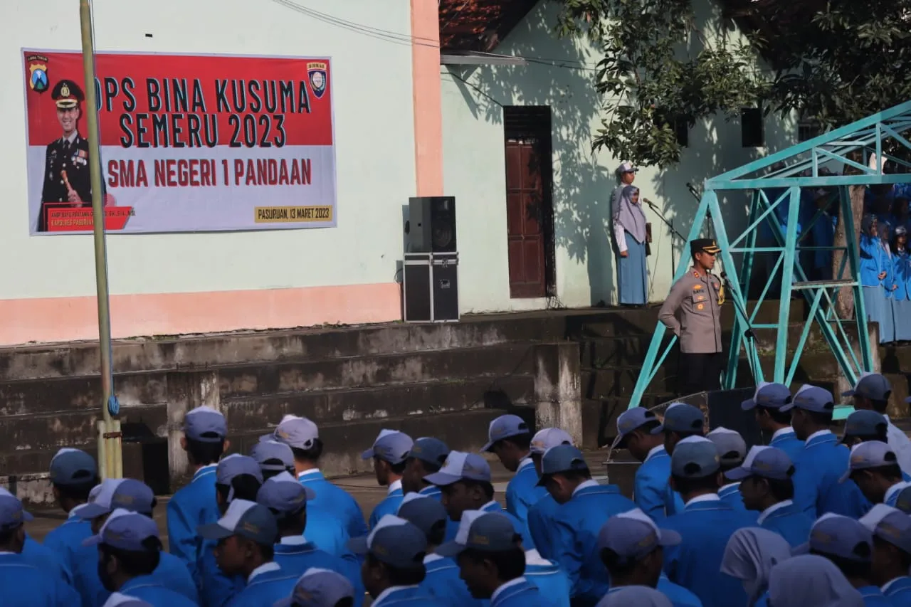 Kapolres Pasuruan Pimpin Upacara Di SMAN 1 Pandaan Dalam Rangka Operasi Bina Kusuma 2023