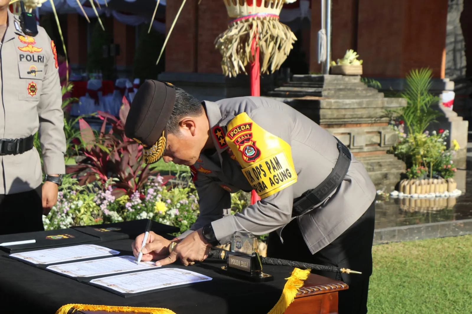 Kapolda Bali Pimpin Serah Terima Jabatan di Halaman Depan Mapolda Bali