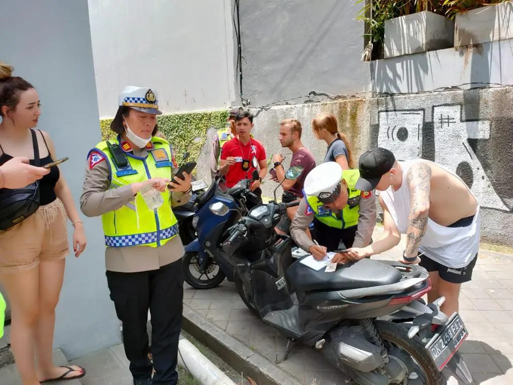 Polda Bali Lakukan Razia Pelanggaran Lalu Lintas oleh Warga Negara Asing