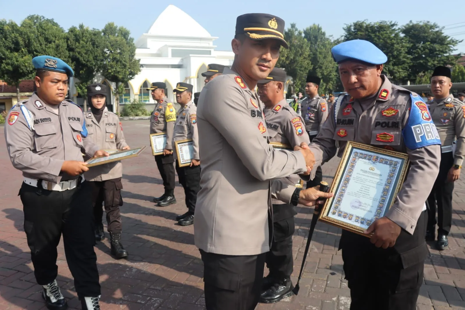 Kapolres Pasuruan Berikan Penghargaan Kepada Anggota Berprestasi