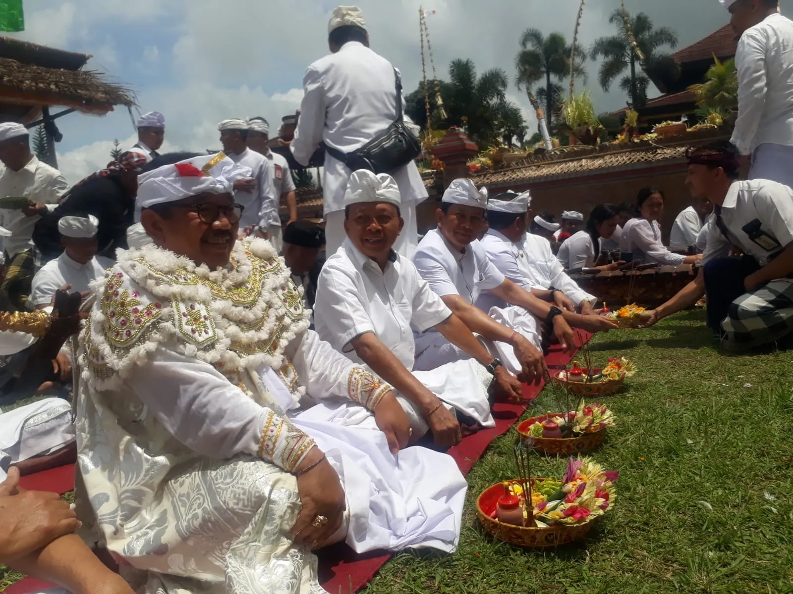 Kapolda Bali Mengikuti Rangkaian Persembahyangan Tawur Agung Kesanga Di Bencingah Pura Agung Besakih