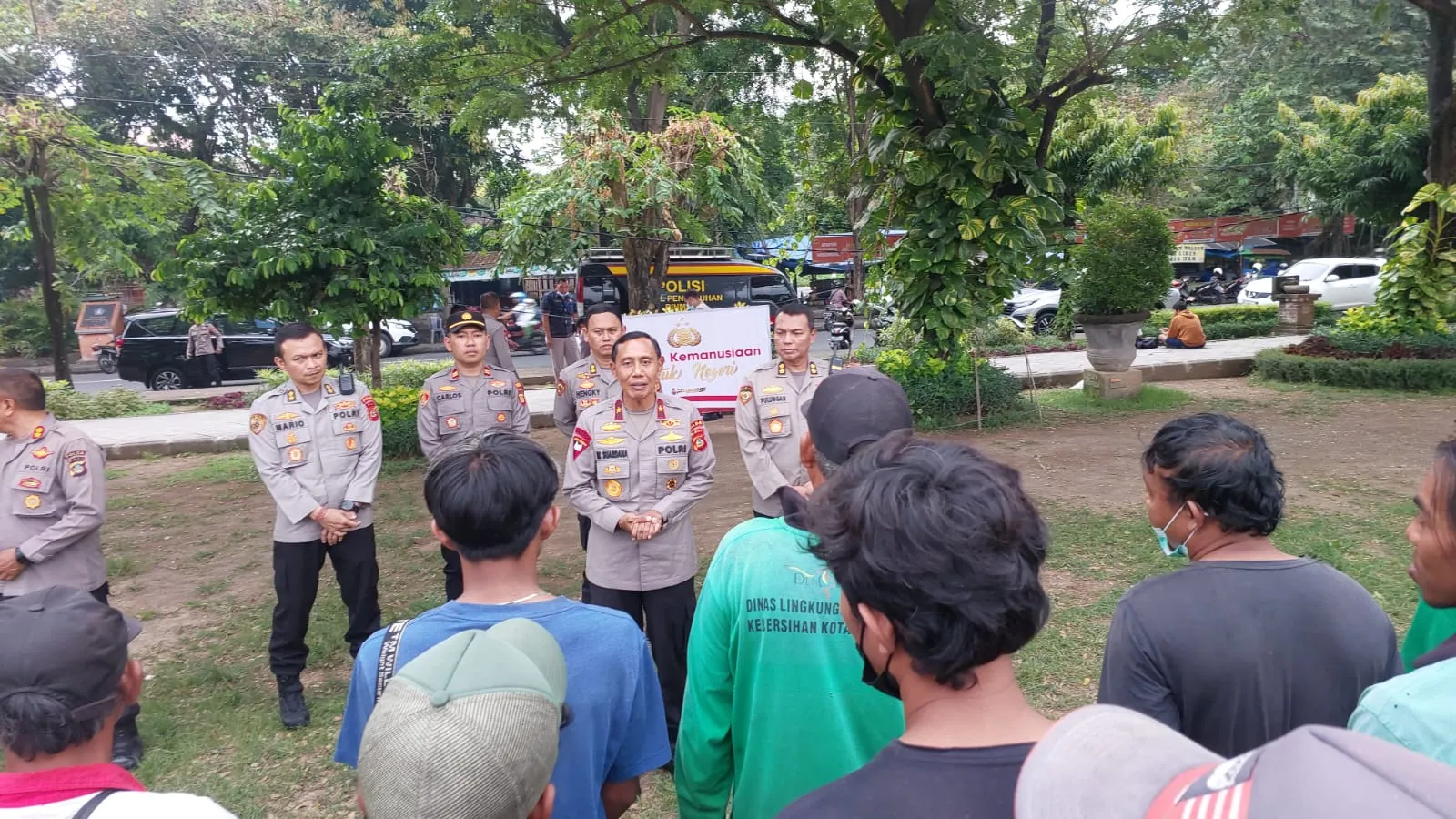 Waka Polda Bali Serahkan Bantuan Sembako Kepada Petugas DLHK Kota Denpasar